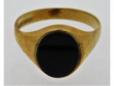 A gents 9ct gold onyx signet ring, 3.3g, size T