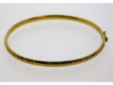 A 9ct gold bangle, diameter 60mm, 4.9g