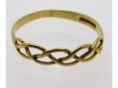 A 9ct gold ring, 0.9g size O/P