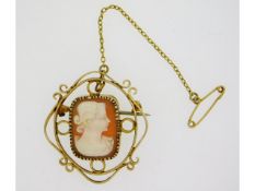 A 9ct gold cameo brooch, 29mm high, 4.2g