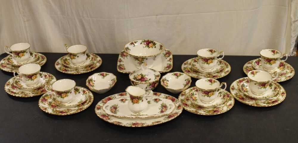 Quantity of Royal Albert 'Old Country Roses' pattern tablewares