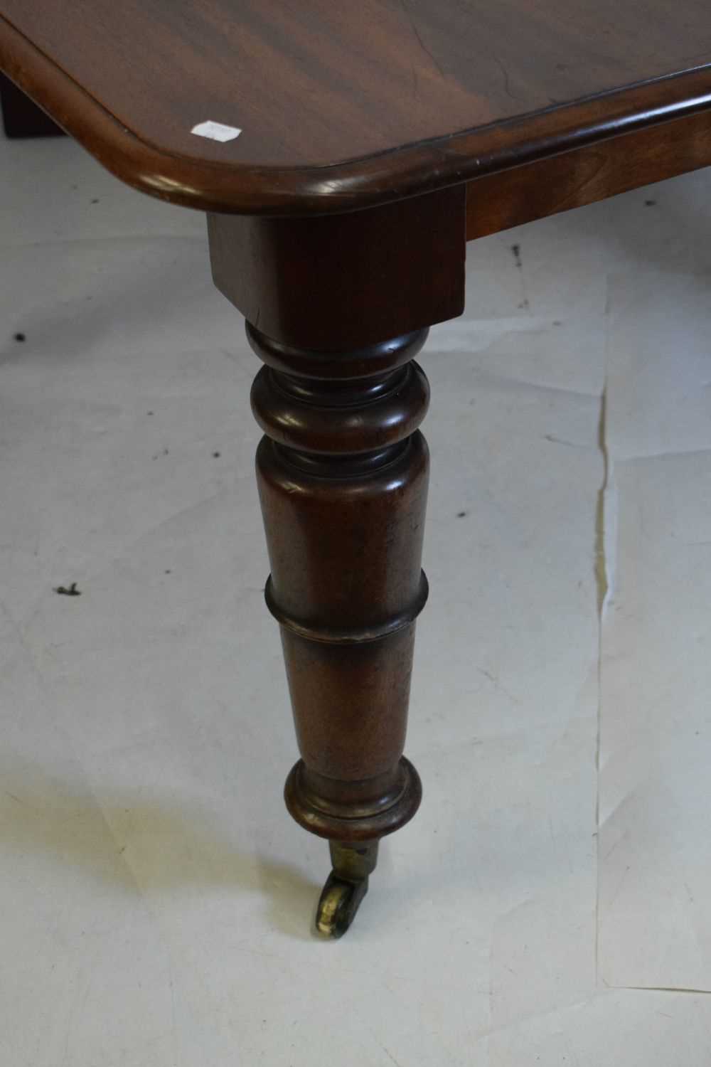 Victorian mahogany extending dining table - Image 4 of 7