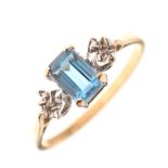 9ct gold three-stone ring set blue topaz-coloured stone and two diamonds