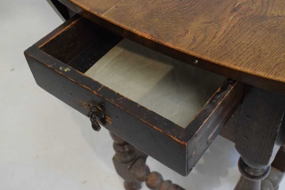 18th Century style oak gate-leg table - Image 6 of 8