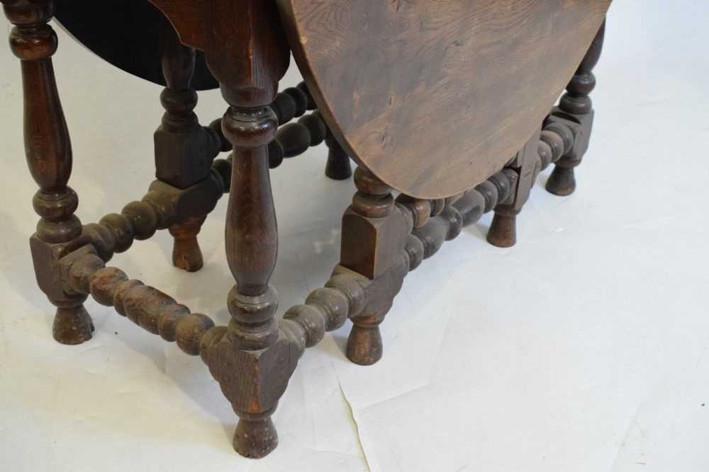 18th Century style oak gate-leg table - Image 4 of 8