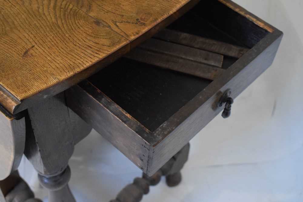 18th Century style oak gate-leg table - Image 7 of 8