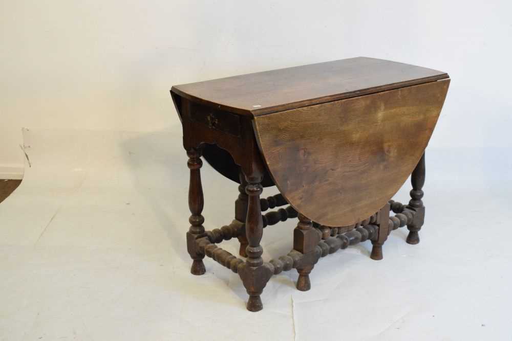 18th Century style oak gate-leg table - Image 5 of 8