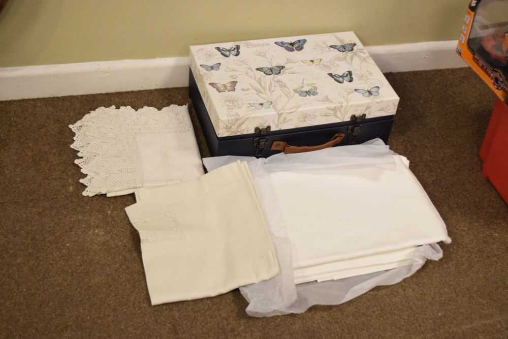 Quantity of table linen - Image 2 of 2