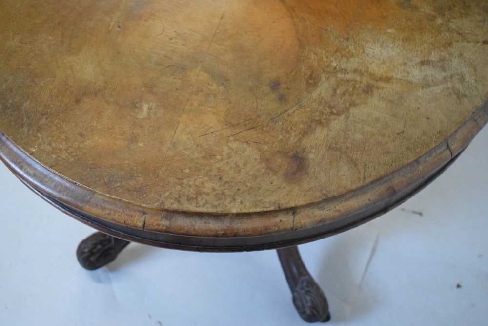 Victorian oval top walnut loo table - Image 5 of 8