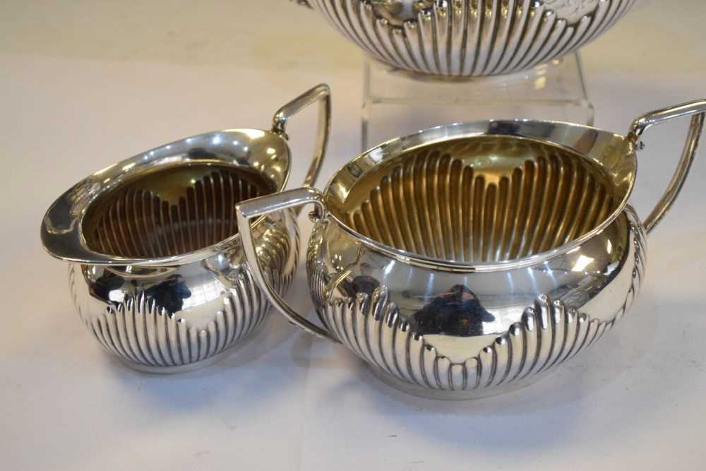 Edward VII silver three-piece tea set - Image 4 of 10