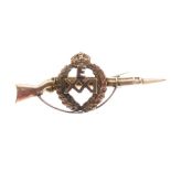 Military interest: 9ct brooch in the form of a rifle EXXI