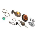 Small quantity of costume jewellery