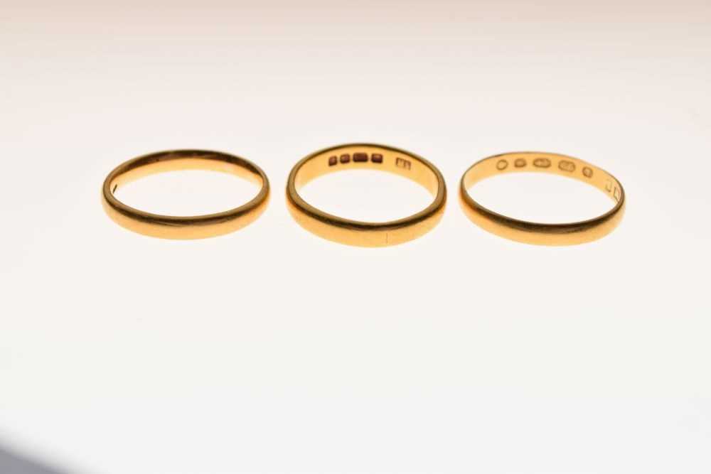 Three 22ct gold wedding bands - Image 2 of 4