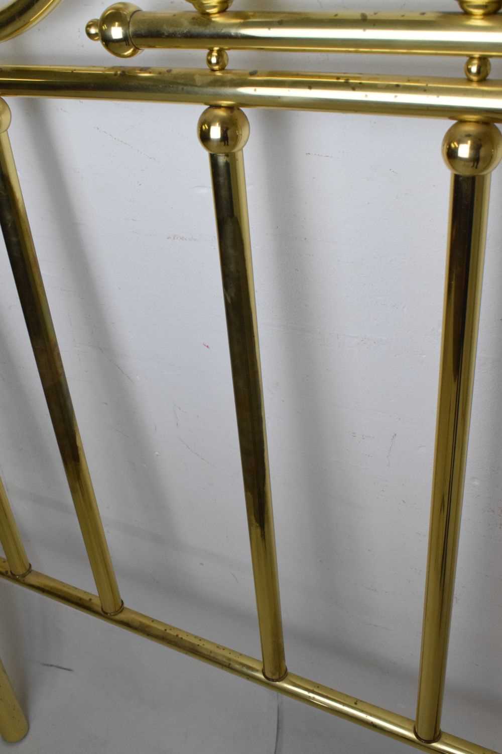 Modern brass bed end and fender - Image 8 of 15
