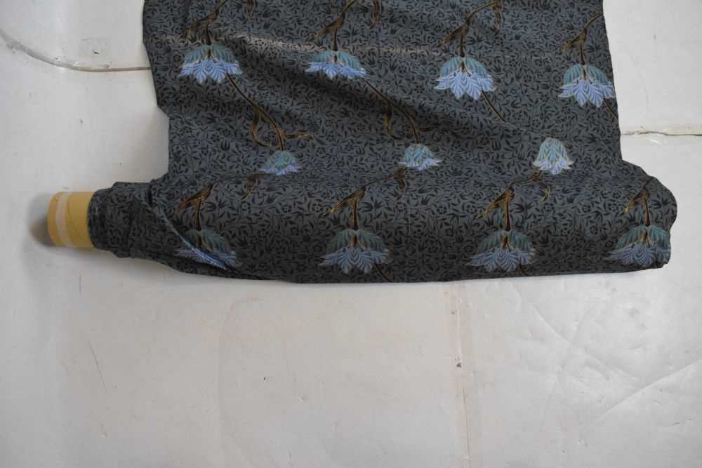 10 metre length of printed fabric with tulip decoration on a blue/grey ground - Image 3 of 4