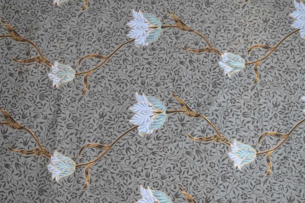 10 metre length of printed fabric with tulip decoration on a blue/grey ground - Image 2 of 4