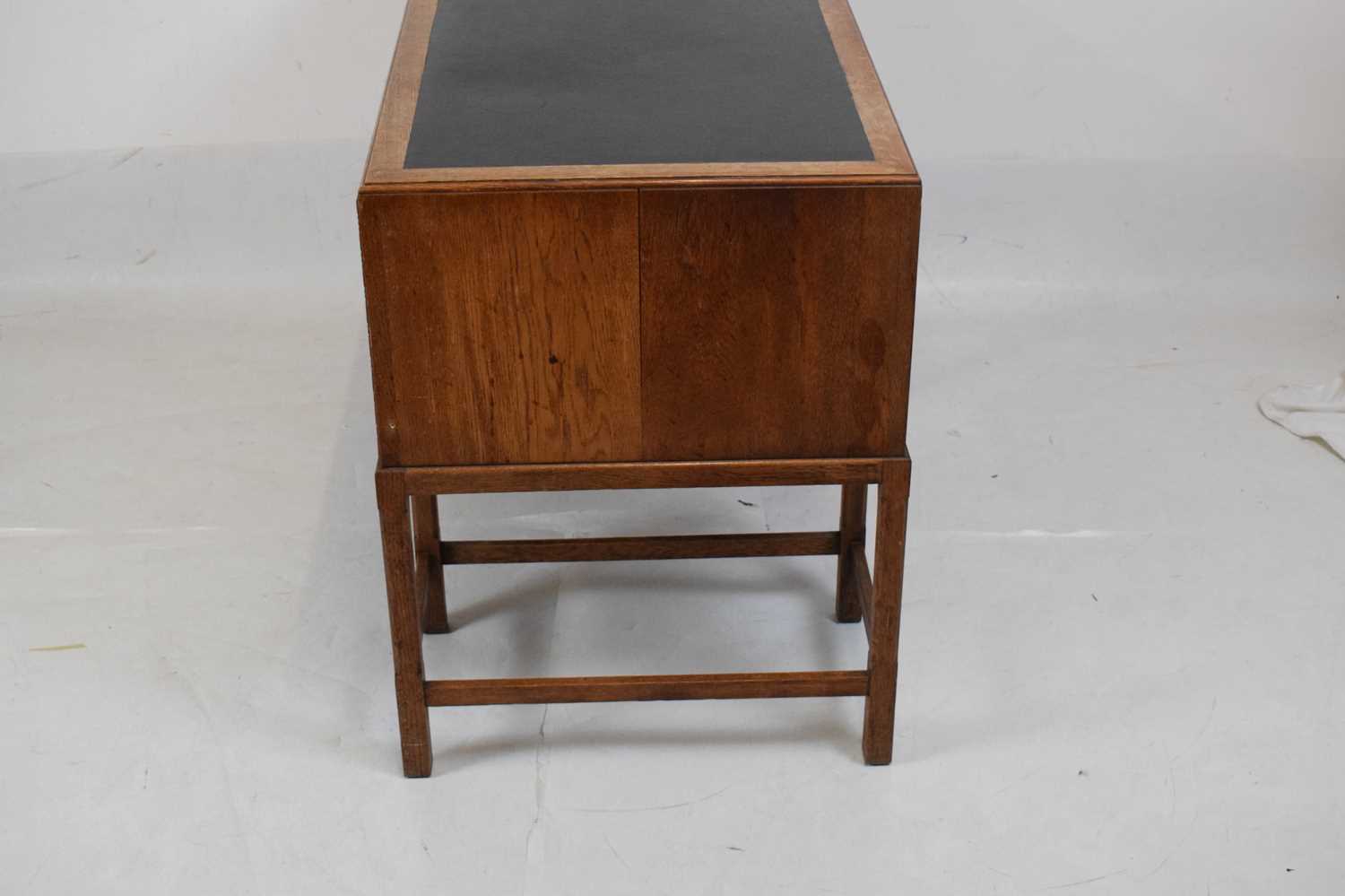 1920s Arts and Crafts oak desk, in the style of Gordon Russell of Broadway - Image 2 of 4