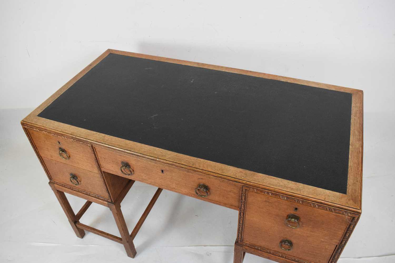 1920s Arts and Crafts oak desk, in the style of Gordon Russell of Broadway - Image 3 of 4