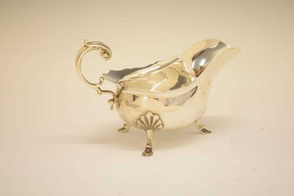 Edward VII silver sauce boat with flying scroll handle - Image 2 of 8