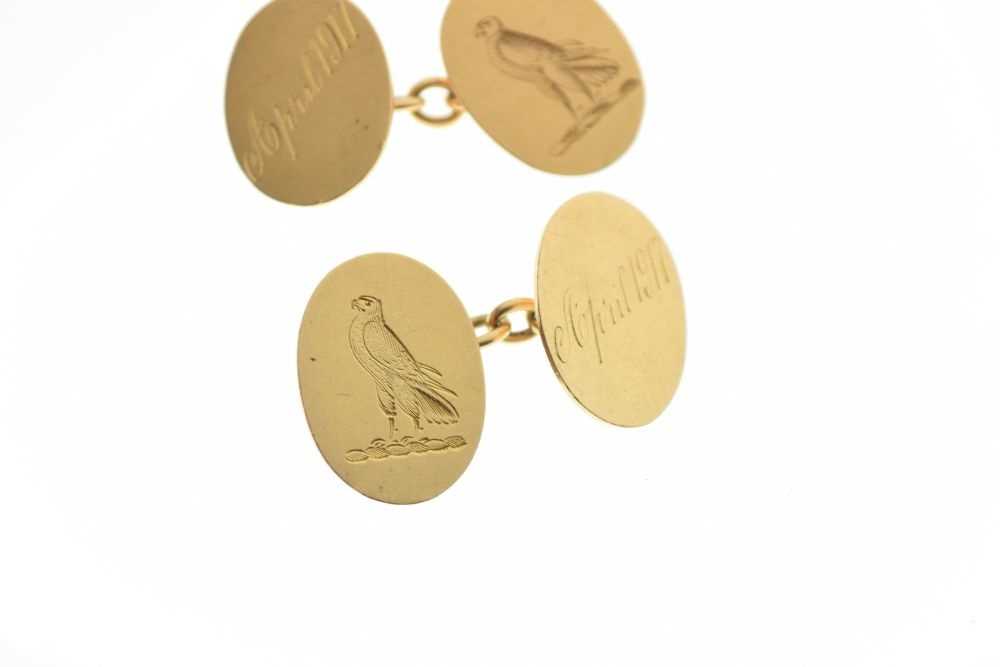 Pair of 18ct gold cufflinks engraved with falcons - Image 4 of 5