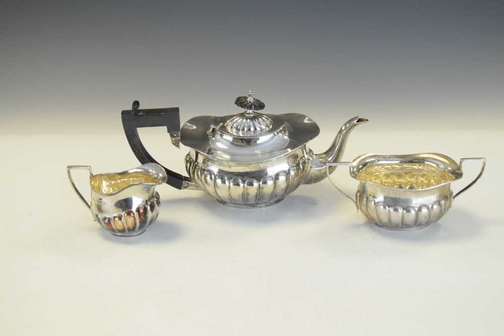Edwardian silver three-piece tea set - Image 2 of 7