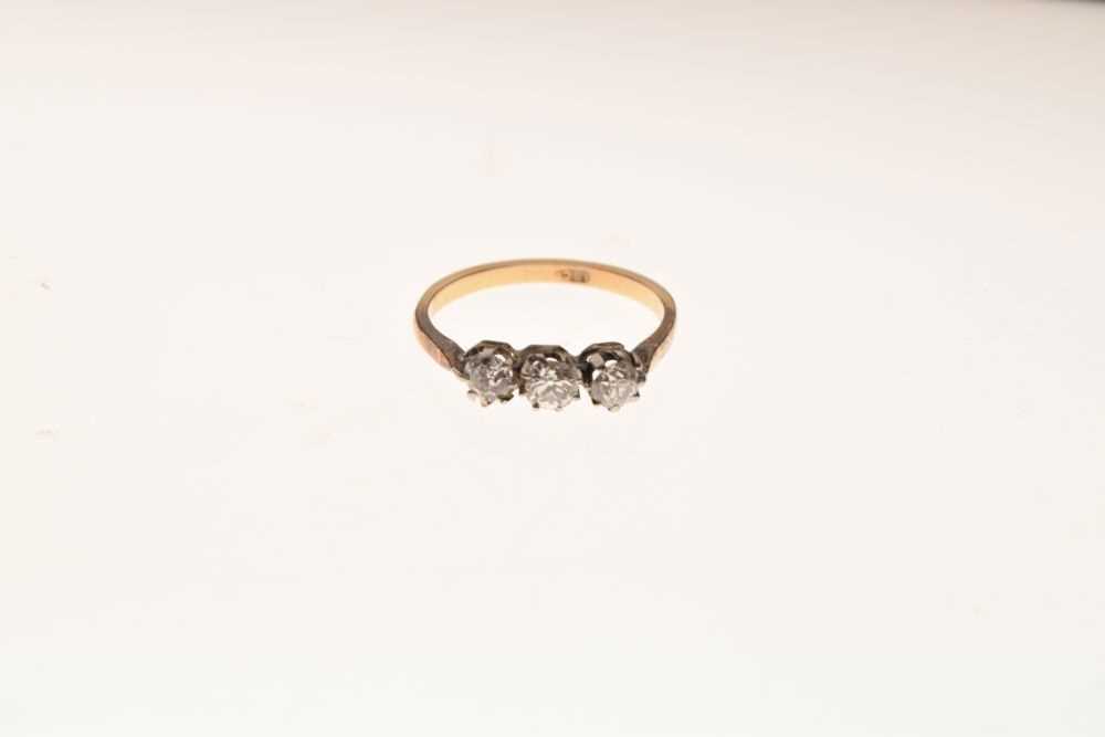 Yellow metal, three stone diamond ring, stamped '18ct' - Image 2 of 6