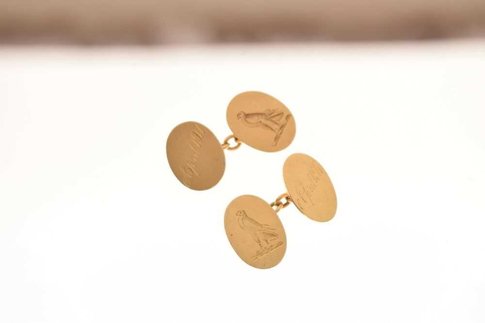 Pair of 18ct gold cufflinks engraved with falcons - Image 2 of 5