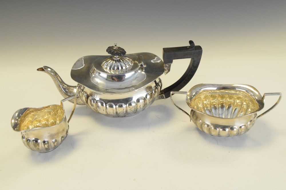 Edwardian silver three-piece tea set - Image 5 of 7