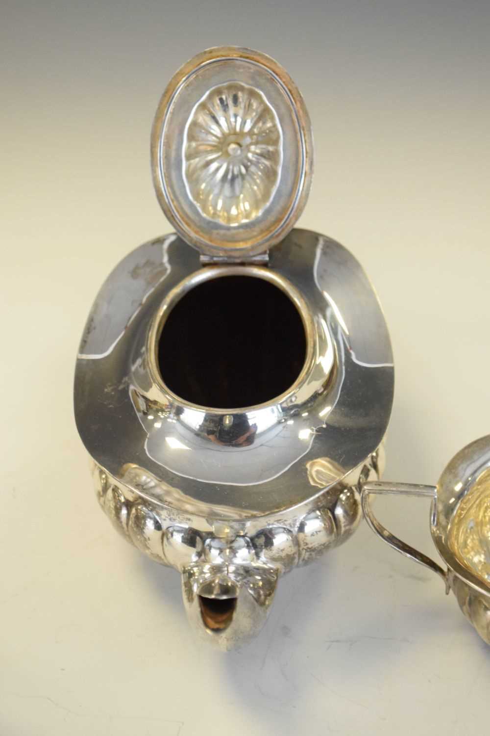 Edwardian silver three-piece tea set - Image 6 of 7