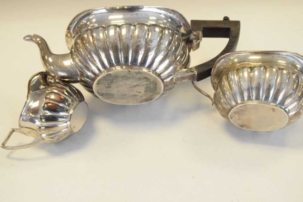 Edwardian silver three-piece tea set - Image 7 of 7