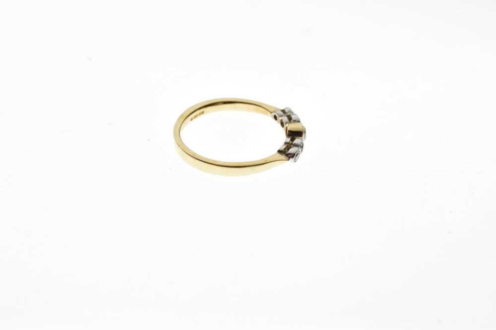 18ct gold five stone diamond ring - Image 5 of 5