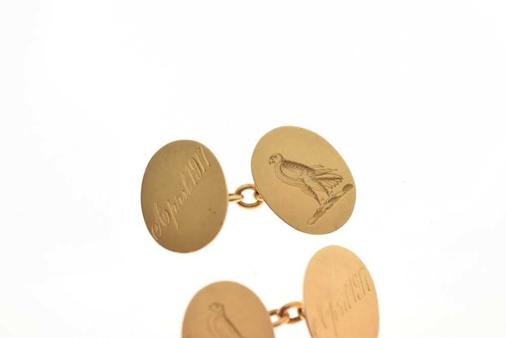 Pair of 18ct gold cufflinks engraved with falcons - Image 3 of 5