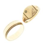 Two 9ct gold gentlemen's rings comprising