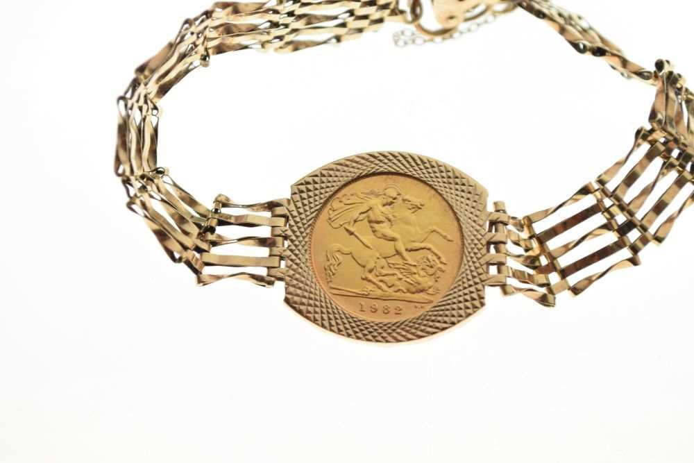 9ct gold bracelet, set a 1982 half sovereign - Image 3 of 5