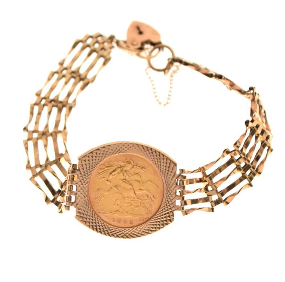 9ct gold bracelet, set a 1982 half sovereign