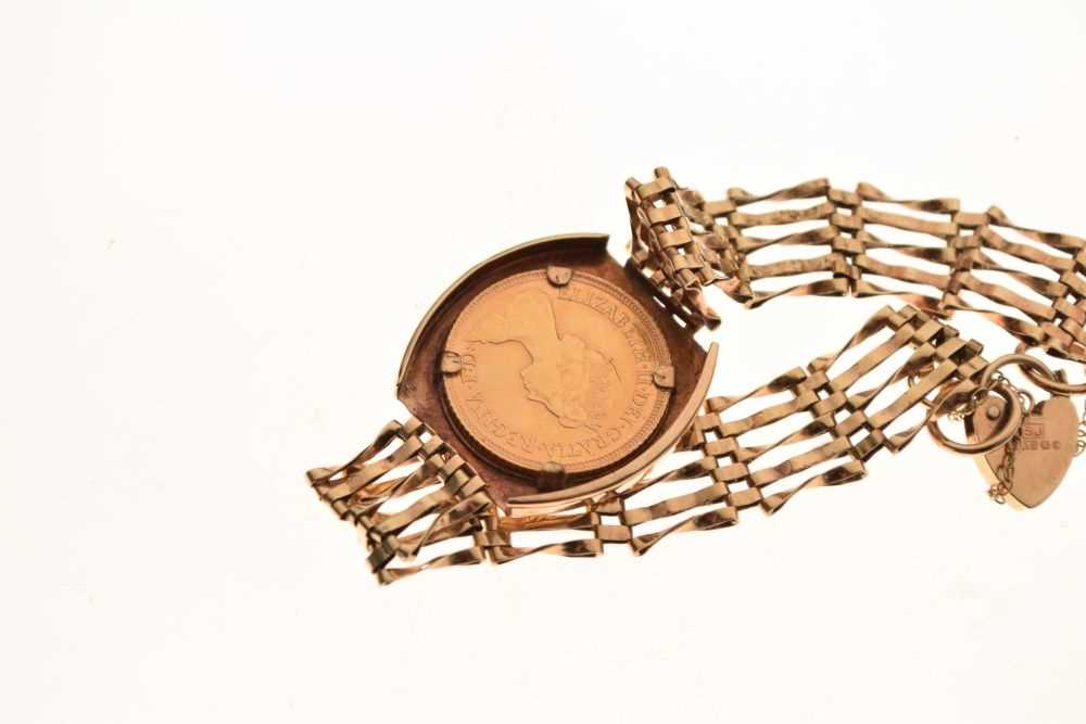 9ct gold bracelet, set a 1982 half sovereign - Image 5 of 5