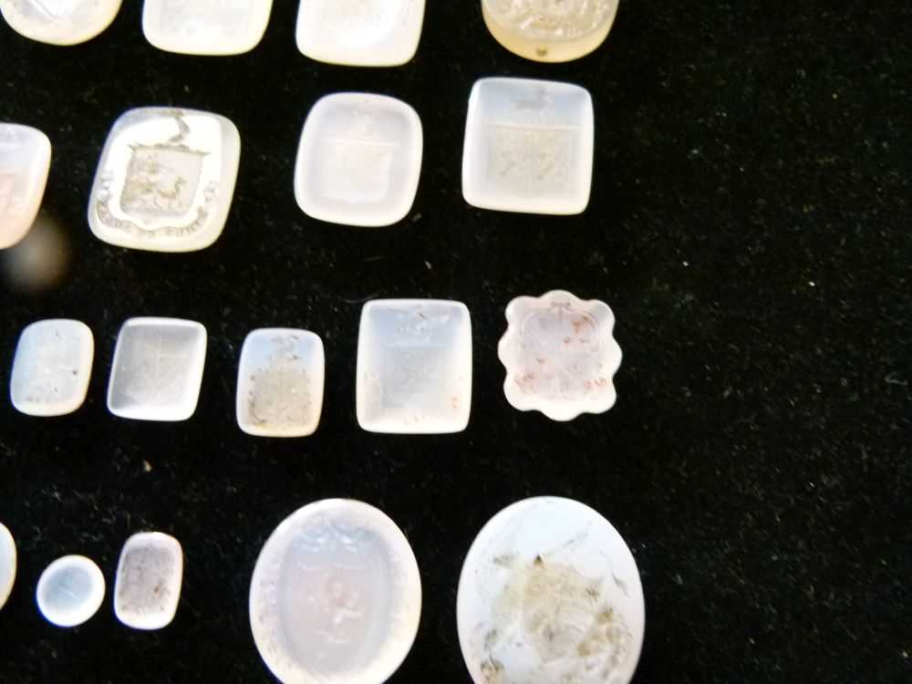 Collection of sixty-six assorted chalcedony seals - Image 10 of 11