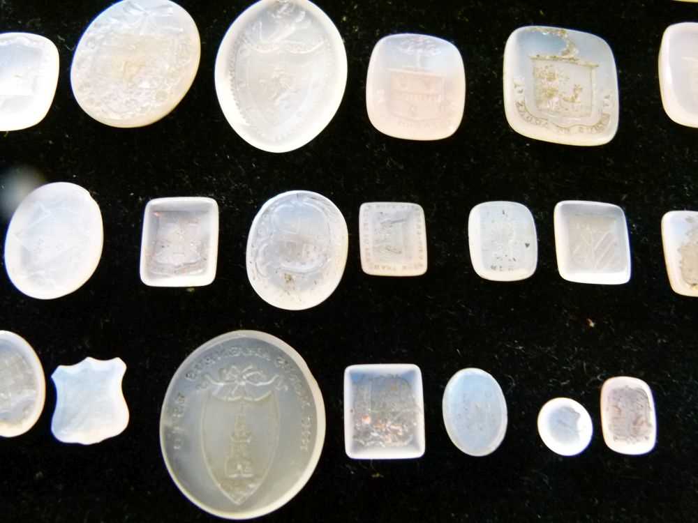 Collection of sixty-six assorted chalcedony seals - Image 9 of 11