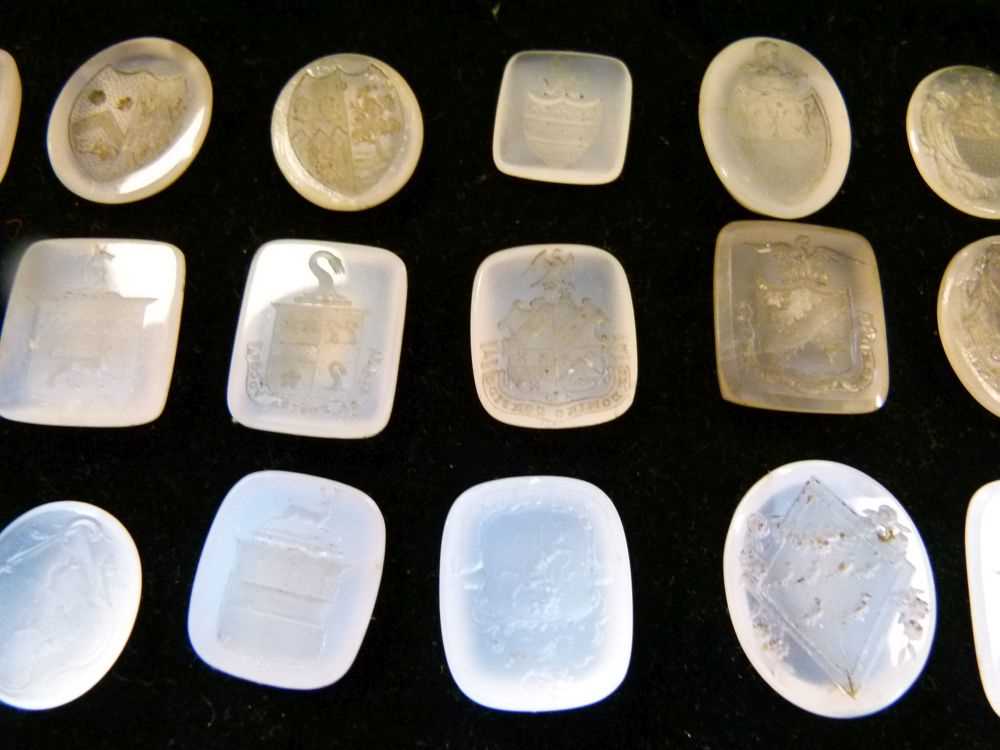 Collection of sixty-six assorted chalcedony seals - Image 3 of 11