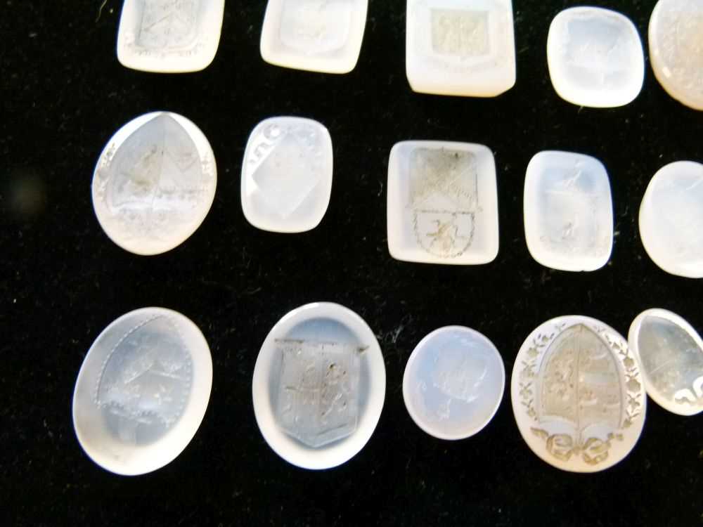 Collection of sixty-six assorted chalcedony seals - Image 8 of 11