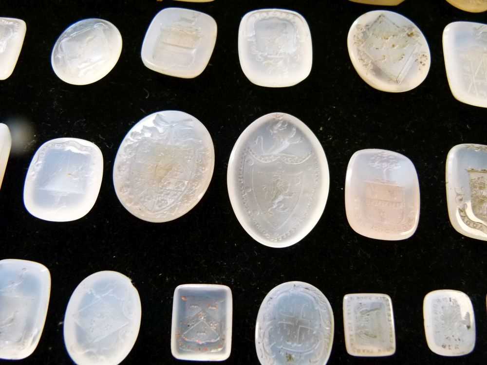 Collection of sixty-six assorted chalcedony seals - Image 6 of 11