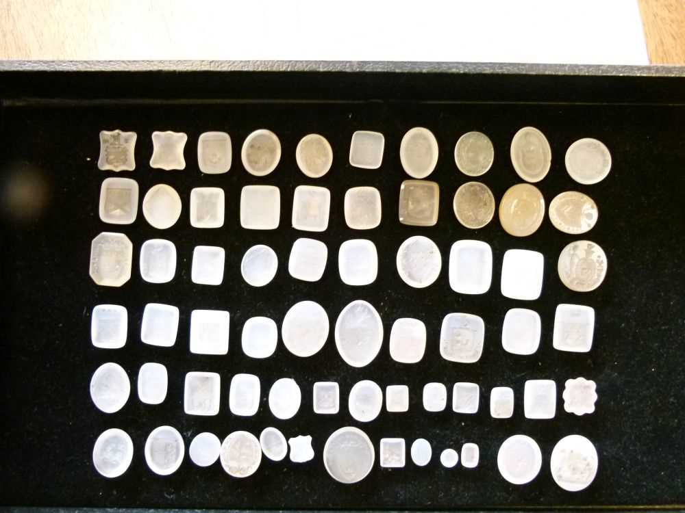 Collection of sixty-six assorted chalcedony seals - Image 11 of 11
