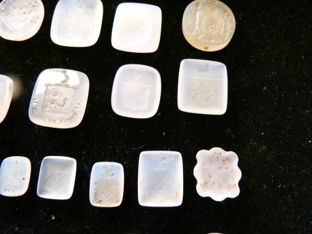 Collection of sixty-six assorted chalcedony seals - Image 5 of 11