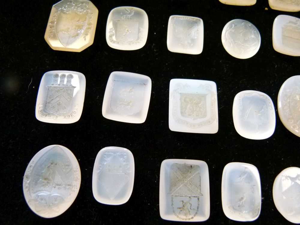 Collection of sixty-six assorted chalcedony seals - Image 7 of 11