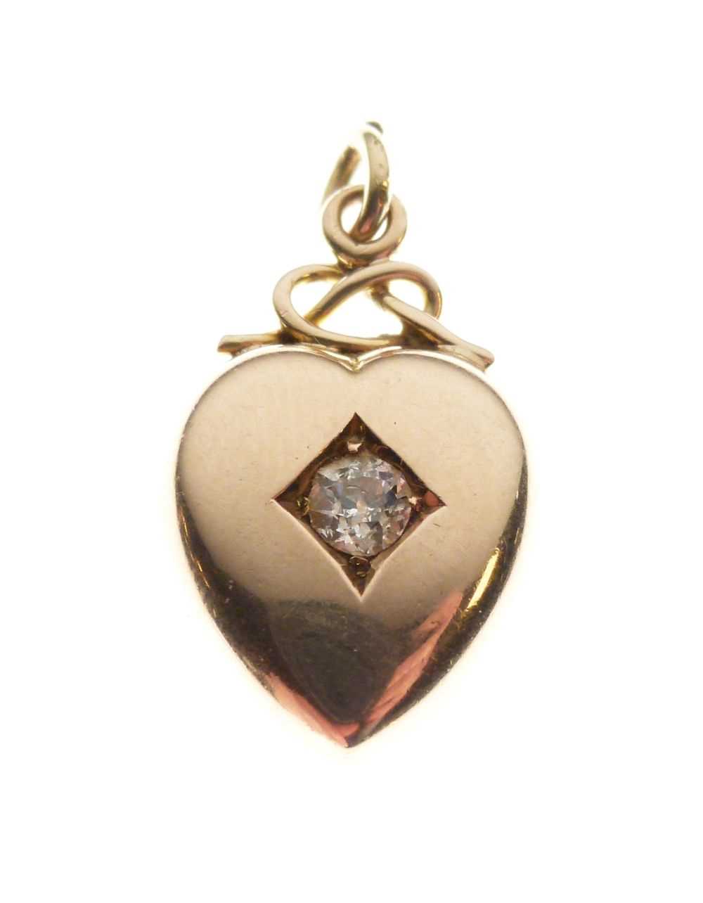 Yellow metal heart-pendant pendant