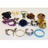 Quantity of costume jewellery