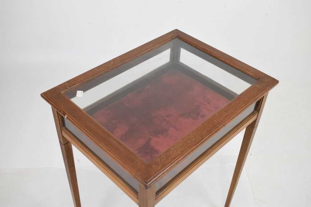 Early 20th Century oak vitrine table - Bild 2 aus 6