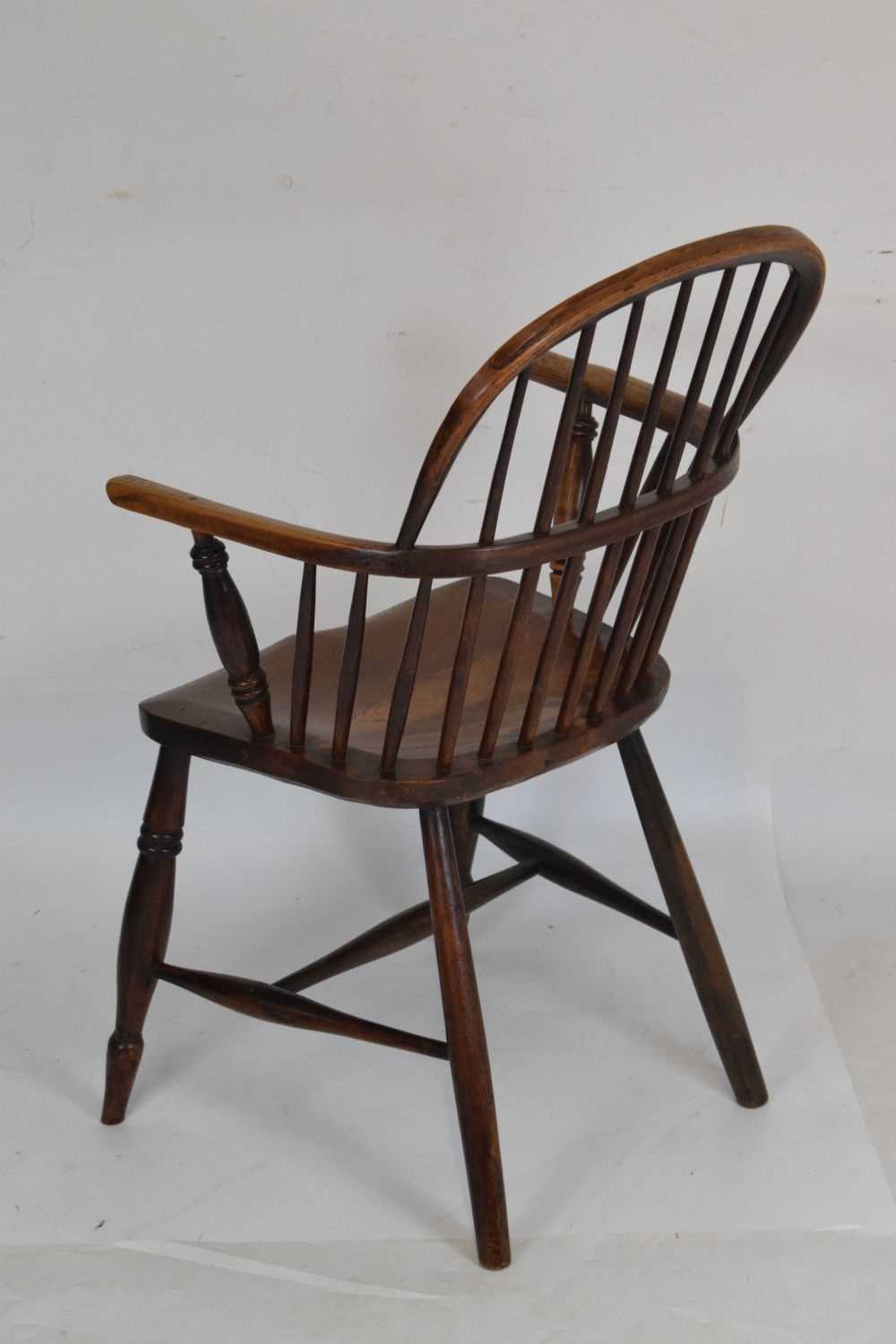 Late 19th Century ash and elm low hoop back Windsor chair - Bild 3 aus 6