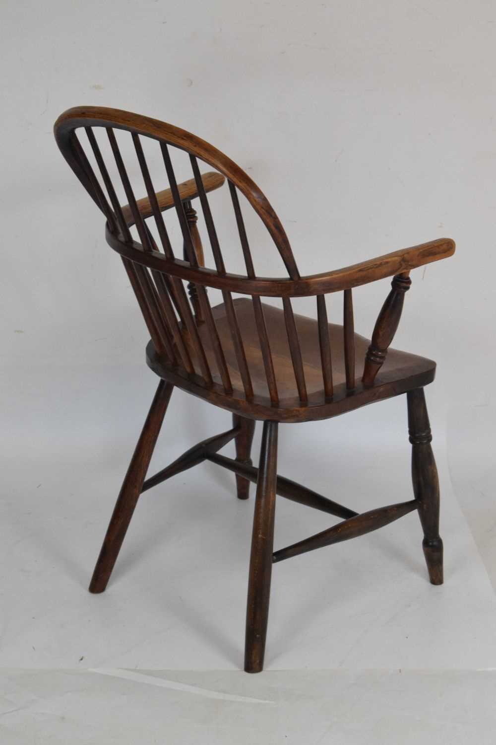 Late 19th Century ash and elm low hoop back Windsor chair - Bild 4 aus 6