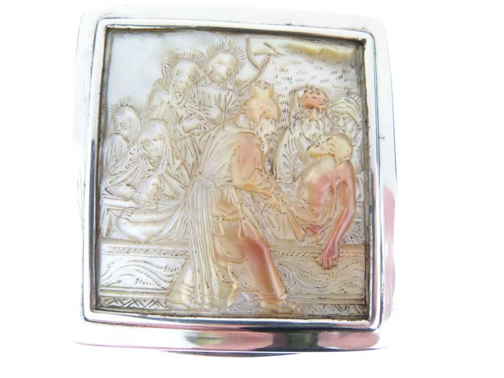 Late George III silver and mother of pearl snuff box - Image 5 of 14